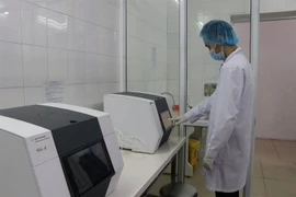 Ngày 29/1, Tổng Công ty Việt Á chi viện cho CDC Hải Dương 3 máy Real Time PCR để hỗ trợ cho công tác xét nghiệm COVID-19 của Hải Dương. (Ảnh: Mạnh Minh/TTXVN) 