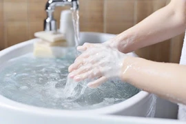 Sau đại dịch, mọi người hình thành thói quen rửa tay thường xuyên. (Nguồn: Ảnh do AI tạo ra từ Leonardo.Ai)
