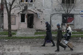 Người dân Ukraine sơ tán khỏi thành phố Mariupol. (Ảnh: THX/TTXVN)