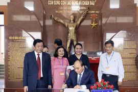 Chủ tịch nước Nguyễn Xuân Phúc ghi cảm tưởng tại Khu lưu niệm ông Phạm Hùng. (Ảnh: Thống Nhất/TTXVN) 