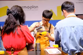 Thí sinh Việt Nam Nguyễn Đăng Sơn tham dự cuộc thi quốc tế pha chế càphê latte nghệ thuật. (Nguồn: Báo Quốc tế)