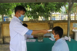 Chốt kiểm soát tại khu cách ly tập trung ở Thanh Hóa. (Ảnh: Nguyễn Nam/TTXVN) 