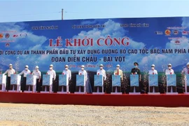 Các đại biểu ấn nút khởi công dự án cao tốc Bắc-Nam đoạn Diễn Châu-Bãi Vọt. (Ảnh: Hoàng Ngà/TTXVN)