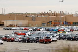 Các mẫu xe Chevrolet Sonic và Bolt EUV tại bãi đỗ bên ngoài một nhà máy lắp ráp của General Motors (GM) ở bang Michigan, Mỹ. (Ảnh: AFP/TTXVN)