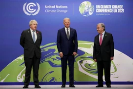 Tổng Thư ký Liên hợp quốc Antonio Guterres (phải), Thủ tướng Anh Boris Johnson (trái) và Tổng thống Mỹ Joe Biden tại Hội nghị lần thứ 26 các bên tham gia Công ước khung của Liên hợp quốc về biến đổi khí hậu (COP26) ở Glasgow, Scotland, Anh, ngày 1/11/2021