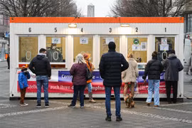 Người dân xếp hàng chờ xét nghiệm COVID-19 tại Berlin, Đức, ngày 12/1/2022. (Ảnh: THX/TTXVN) 