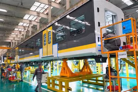 Công nhân làm việc bên trong một dây chuyền sản xuất ở Đường Sơn, tỉnh Hà Bắc, Trung Quốc, ngày 31/12/2019. (Nguồn: THX/TTXVN) 