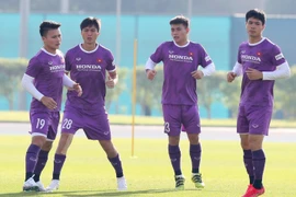 Hình ảnh đội tuyển Việt Nam lần đầu tiên tập vào sáng sớm