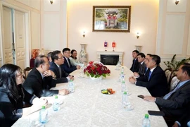 Sáng 30/8, Phó Đại sứ Lào tại Liên bang Nga Vongvilay Thipphalangsy đến Đại sứ quán Việt Nam tại Moskva chúc mừng nhân 77 năm Quốc khánh Việt Nam (2/9/1945-2/9/2022). (Ảnh: TTXVN phát) 