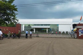 Lực lượng chức năng phong tỏa công ty Freewell trong chiều tối 14/7. (Nguồn: TTXVN phát) 