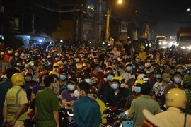 TP Hồ Chí Minh: Hàng nghìn người dân đi xe máy về quê trong đêm