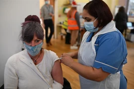 Tiêm vaccine phòng COVID-19 tại bệnh viện ở Belper, Derbyshire, Anh ngày 16/12/2021. (Ảnh: AFP/TTXVN) 