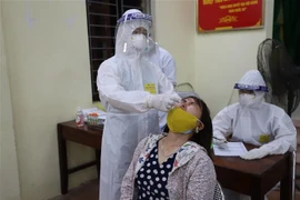 Lực lượng y, bác sỹ lấy mẫu xét nghiệm SARS-CoV-2 cho người dân tại xã Mão Điền, huyện Thuận Thành, tỉnh Bắc Ninh. (Ảnh: Thanh Thương/TTXVN) 