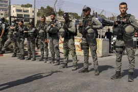 Lực lượng an ninh Israel gác tại điểm kiếm soát. (Ảnh: AFP/TTXVN) 