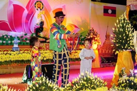 Tiết mục ảo thuật thu hút đông đảo các em thiếu nhi tham gia và cổ vũ. (Ảnh: Đỗ Bá Thành/TTXVN)