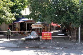 Phong tỏa một khu chợ ở Nghệ An vì liên quan đến ca nhiễm SARS-CoV-2. (Ảnh: Văn Tý/TTXVN) 