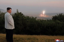 Hình ảnh ông Kim Jong-un thị sát một vụ phóng thử tên lửa ở Triều Tiên