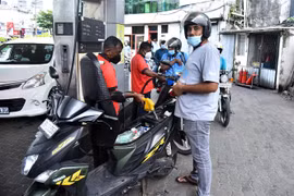 Người dân bơm xăng cho phương tiện tại trạm xăng ở Colombo, Sri Lanka, ngày 24/5/2022. (Ảnh: THX/TTXVN) 