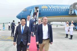 Bộ trưởng Bộ Công Thương Nguyễn Hồng Diên đón Thủ tướng Đại Công quốc Luxembourg Xavier Bettel tại Sân bay Quốc tế Nội Bài, Hà Nội. (Ảnh: Minh Đức/TTXVN)