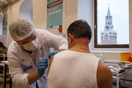 Tiêm vaccine ngừa COVID-19 cho người dân tại Moskva, Nga, ngày 21/10/2021. (Ảnh: AFP/TTXVN) 