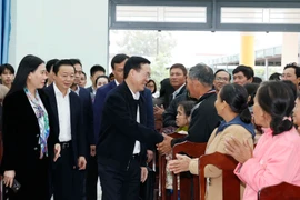 Chủ tịch nước Võ Văn Thưởng thăm, tặng quà nhân dân xã nông thôn mới Bình Thuận