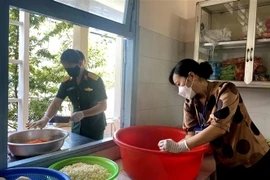 Bếp ăn nghĩa tình của Hội Liên hiệp Phụ nữ thành phố Vĩnh Long đồng hành hỗ trợ lực lượng tuyến đầu chống dịch. (Ảnh: Lê Thúy Hằng/TTXVN) 