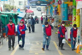 Phun thuốc khử trùng tại một khu chợ ở Gwangju, Hàn Quốc, ngày 1/3/2020, nhằm ngăn chặn sự lây lan của COVID-19. (Nguồn: THX/TTXVN) 