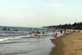 Du khách tại bãi biển Cửa Lò (Nghệ An). (Ảnh: Tá Chuyên/TTXVN) 