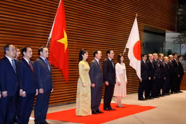 Chủ tịch nước Võ Văn Thưởng và Phu nhân cùng Thủ tướng Nhật Bản Kishida và Phu nhân tại lễ đón. (Ảnh: Thống Nhất/TTXVN)