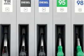 Tại một trạm xăng ở Rzeszow, Ba Lan, ngày 23/3/2020. (Nguồn: PAP/TTXVN) 