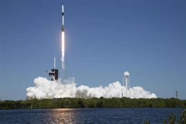 Tên lửa Falcon 9 của Space X đưa tàu Crew Dragon rời bệ phóng tại Trung tâm vũ trụ Kennedy ở Florida (Mỹ) ngày 8/4/2022. (Ảnh minh họa: AFP/TTXVN)