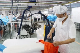Công nhân hoàn thiện sản phẩm may xuất khẩu. (Ảnh: Hoàng Nguyên/TTXVN) 