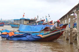 Ngư dân Quảng Trị chằng neo tàu cá ở cửa biển Cửa Việt. (Ảnh: Nguyên Lý/TTXVN) 