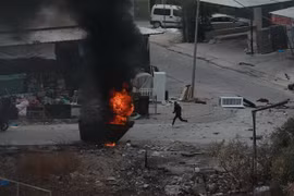 Khói bốc lên trong xung đột giữa binh sỹ Israel và người biểu tình Palestine ở thành phố Jenin, Bờ Tây ngày 19/6/2023. (Ảnh: THX/TTXVN)
