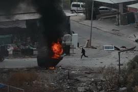 Khói bốc lên trong xung đột giữa binh sỹ Israel và người biểu tình Palestine ở thành phố Jenin, Bờ Tây ngày 19/6/2023. (Ảnh: THX/TTXVN)