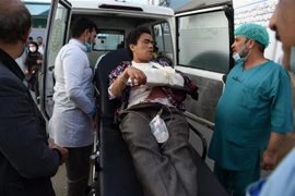 Nạn nhân bị thương sau khi các tay súng tấn công trường Đại học Kabul được chuyển tới bệnh viện Isteqlal ở Kabul, Afghanistan, ngày 2/11/2020. (Nguồn: AFP/TTXVN) 