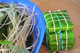 Hình ảnh chiến sỹ gói bánh chưng bằng lá bàng vuông trên đảo Sinh Tồn