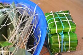 Hình ảnh chiến sỹ gói bánh chưng bằng lá bàng vuông trên đảo Sinh Tồn