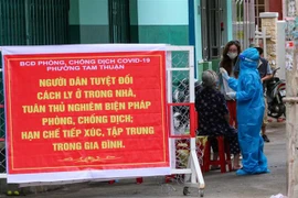 Khẩn trương lấy mẫu xét nghiệm COVID-19 để bóc tách F0 trong các khu vực kiệt, hẻm có nguy cơ lây nhiễm cao tại đường Trần Cao Vân (Đà Nẵng). (Ảnh: Trần Lê Lâm/TTXVN) 