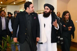 Ngoại trưởng Pakistan Biliwal Bhutto Zardari (trái) và ông Amir Khan Muttaqi, người đứng đầu Bộ Ngoại giao trong chính quyền Taliban. (Nguồn: AFP)