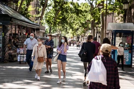 Người dân đeo khẩu trang phòng lây nhiễm COVID-19 tại Barcelona, Tây Ban Nha. (Nguồn: THX/TTXVN) 