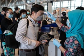 Kiểm tra thân nhiệt tại sân bay quốc tế Kuala Lumpur, Malaysia. (Nguồn: AFP/TTXVN) 