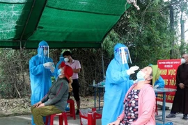 Người dân được lấy mẫu xét nghiệm COVID-19. (Ảnh: Sỹ Thắng/TTXVN) 