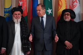 Ngoại trưởng Nga Sergei Lavrov (giữa) cùng đại diện Chính phủ Afghanistan và đại diện Taliban trước cuộc đàm phán về hoà bình của quốc gia Tây Nam Á, tại Moskva ngày 9/11/2018. (Ảnh: AFP/TTXVN) 