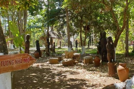 Các bức tượng sinh hoạt được trang trí tại một số công viên trên địa bàn tỉnh Gia Lai. (Ảnh: Hồng Điệp/TTXVN) 