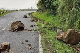 Hiện trường vụ đá rơi từ sườn núi trên vách ta luy dương xuống mặt đường quốc lộ 279 xảy ra vào đêm 17/4/2022 tại Km43+420 thuộc đèo Tằng Quái. (Ảnh: TTXVN phát) 