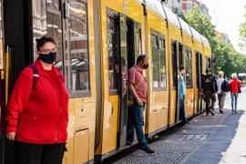 Hành khách đeo khẩu trang phòng lây nhiễm dịch COVID-19 khi lưu thông bằng xe điện ở Berlin, Đức ngày 27/4/2020. (Nguồn: THX/TTXVN) 