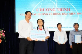 Ông Nguyễn Thành Trung, Phó Chủ tịch Thường trực Ủy ban Mặt trận Tổ quốc Việt Nam Thành phố Hồ Chí Minh, tiếp nhận ủng hộ. (Ảnh: Xuân Khu/TTXVN) 