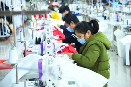 Công nhân làm việc bên trong một xưởng may ở tỉnh Hồ Bắc, Trung Quốc ngày 13/3/2020. (Nguồn: THX/TTXVN) 