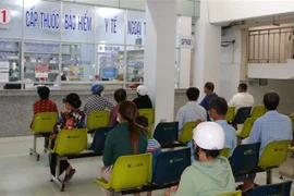 Bệnh nhân chờ nhận thuốc bảo hiểm y tế tại Bệnh viện đa khoa tỉnh Bạc Liêu. (Ảnh: Tuấn Kiệt/TTXVN) 